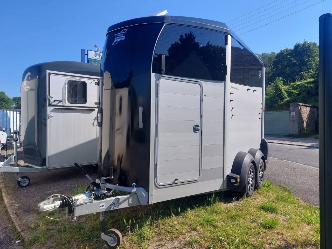 Van HBX511, 2 places pour chevaux spacieux – reconditionné